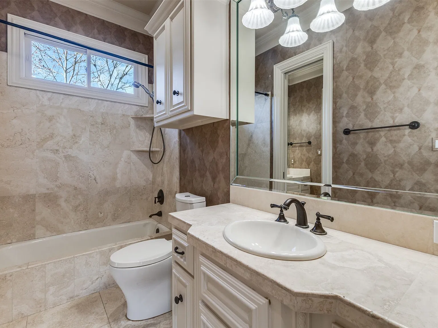 4 bed, 6.0 bath, 5354 sqft, $9,000 — Photo 2