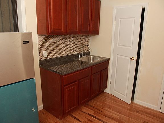 4th image of 210 Putnam Ave APT 3