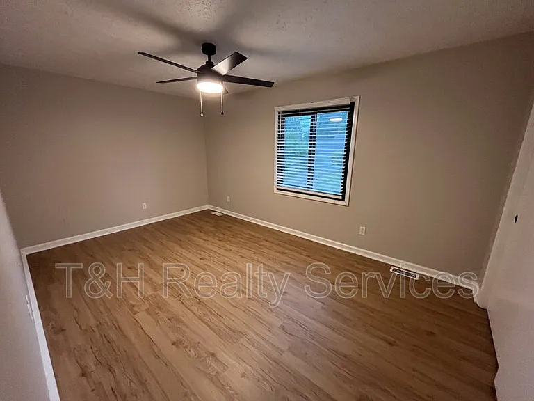 233 Boulder Ct — Photo 15