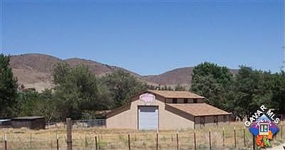 4.99 acres! roll up doors, 6 stalls, tack/office, wash area