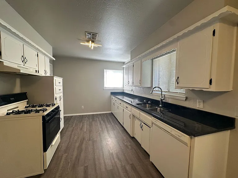 407 W Fairchild Dr — Photo 8