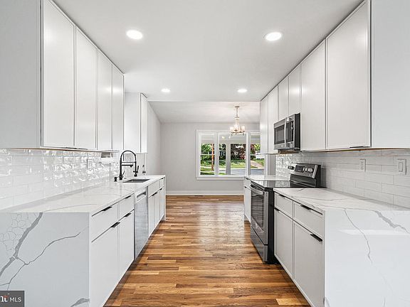 5th image of 11716 Lovejoy St