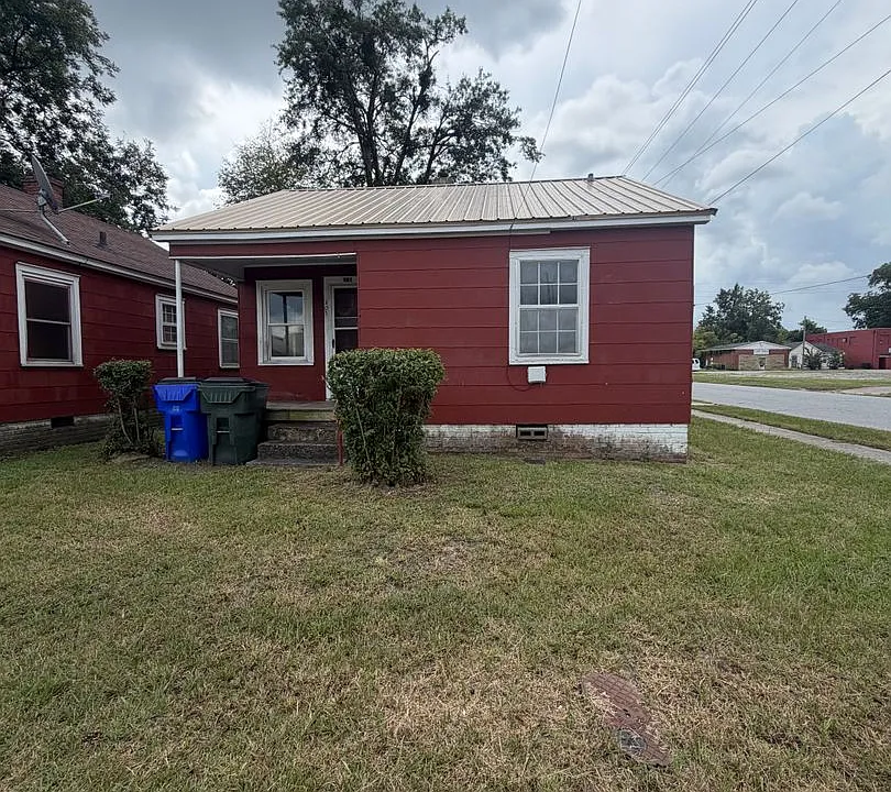 401 E North St