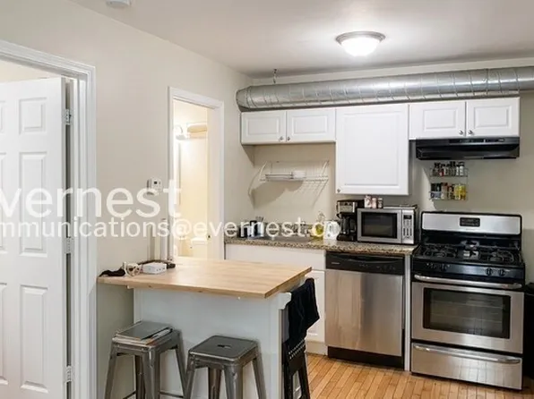 3240 N Clark St, Chicago, IL