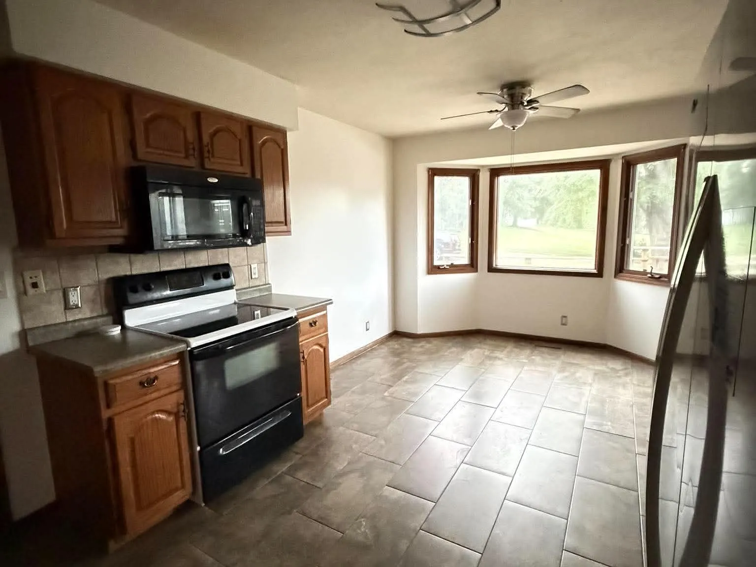 3 bed, 1016 sqft, $1,850 — Photo 2