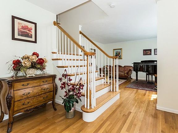 2nd image of 25 Burnham Ct