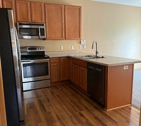 Kitchen w/stainless steel appliances, and hardwood floors