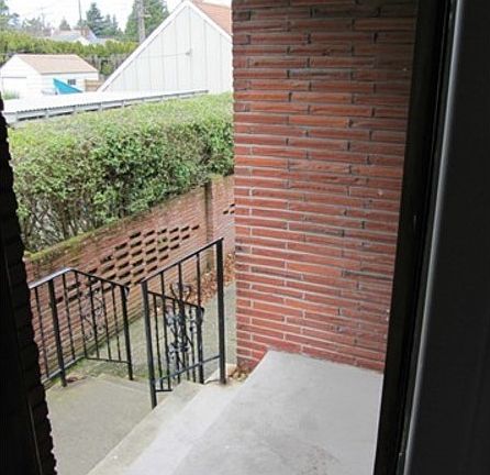 2nd image of 225 Auburn Way N