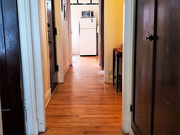 4th image of 1058 W Cornelia Ave #1