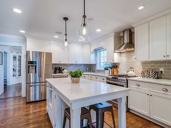 5th image of 46 Penataquit Pl