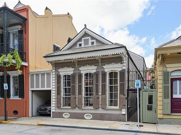 2nd image of 915 Dauphine St