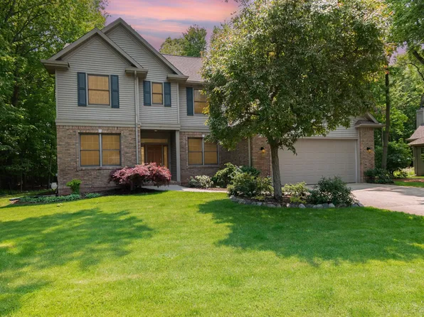 5211 Stone Ridge Dr, Midland, MI 48640