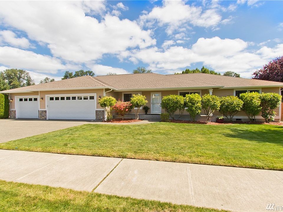 Rambler 4 bedrooms 3 car garage