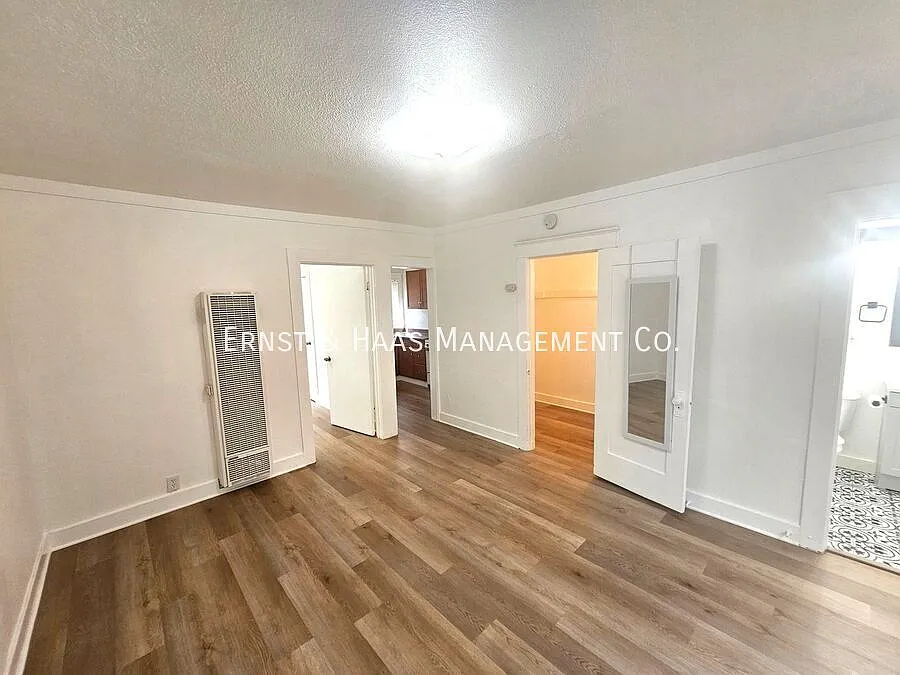 Cozy Apartment Home With Beautiful Landscaping! — Photo 2