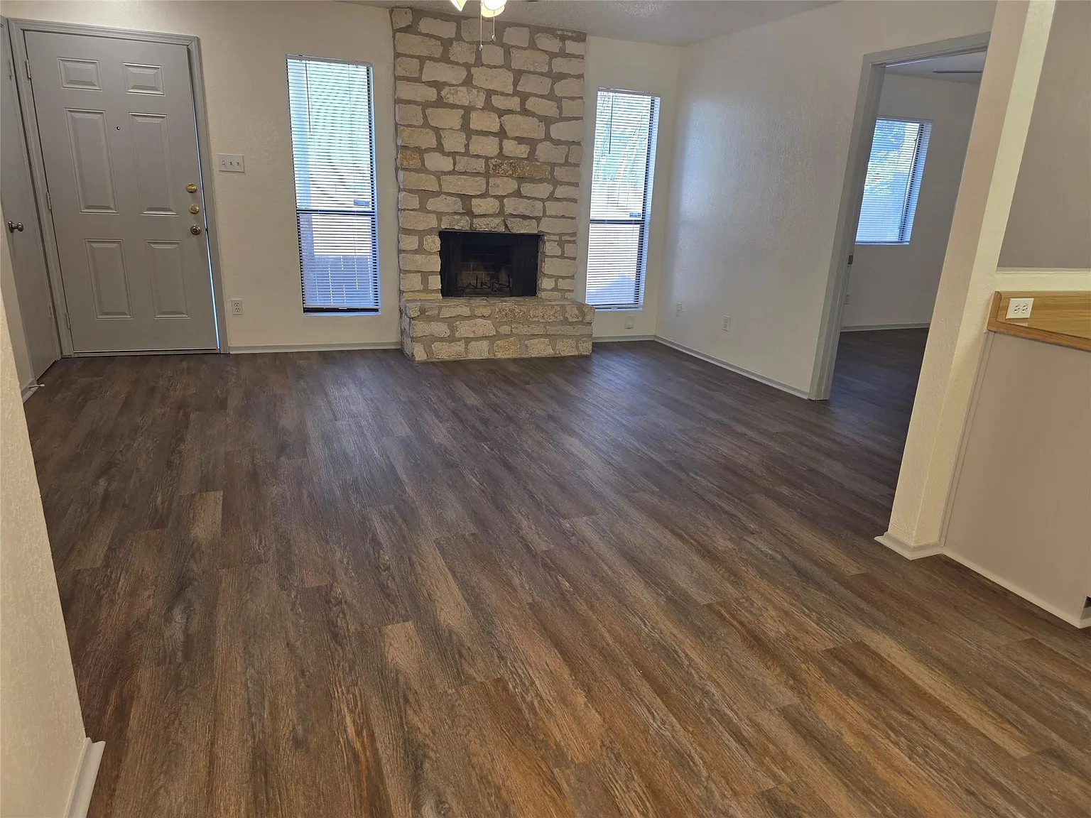 3 bed, 2.0 bath, 2028 sqft, $1,595 — Photo 3