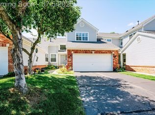 5934 Creekside Dr, Troy, MI 48085