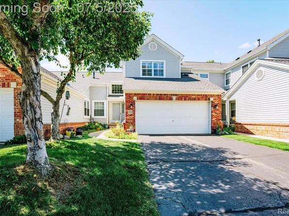 5934 Creekside Dr, Troy, MI 48085