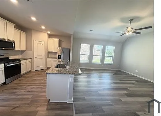4 bed, 1750 sqft, $2,350 — Photo 3