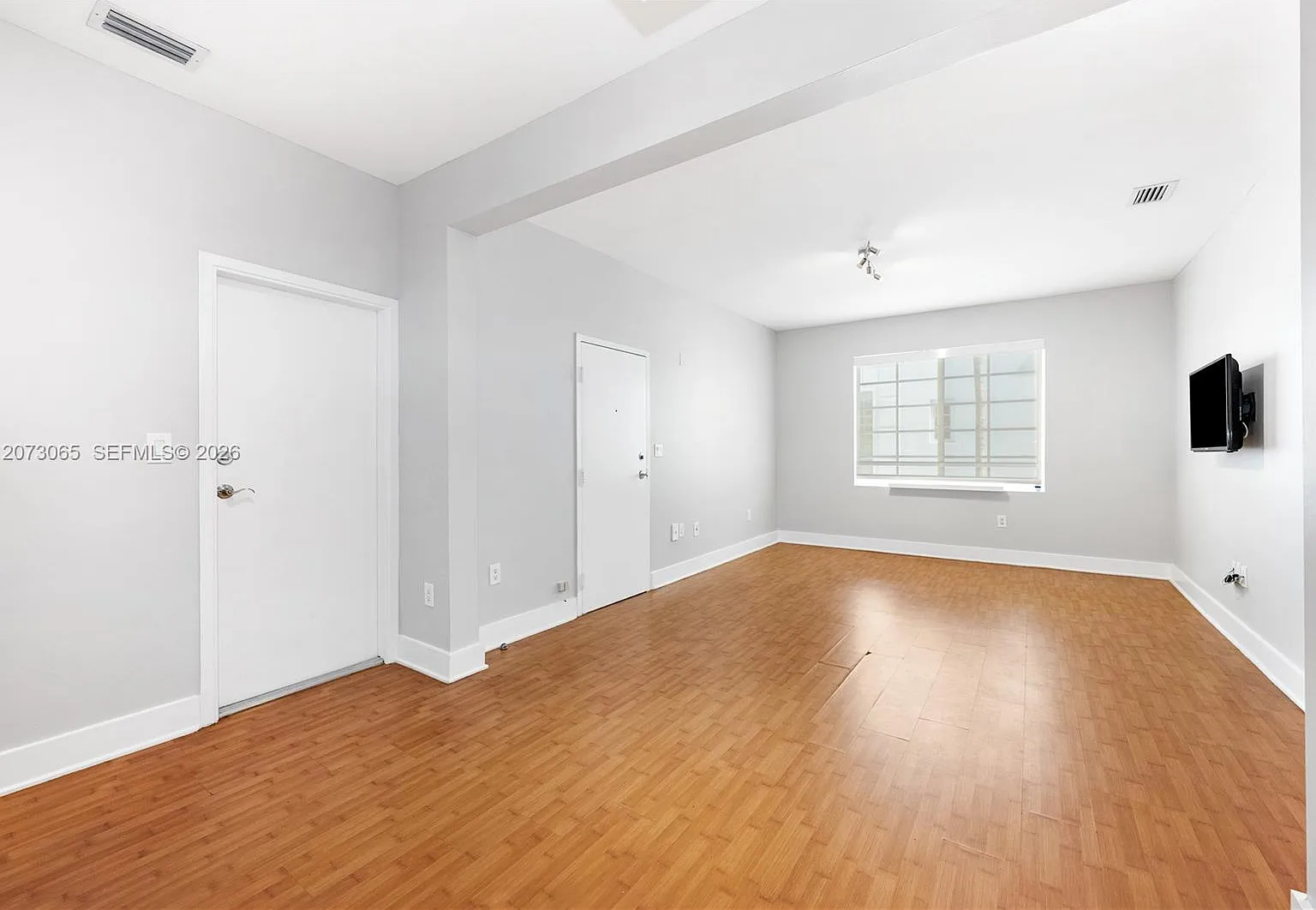 The Ambassador Condo — Photo 3