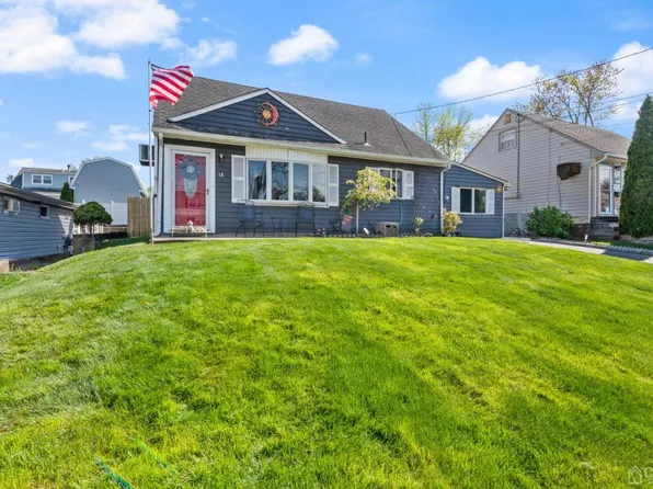 18 Birch Ter, Parlin, NJ 08859