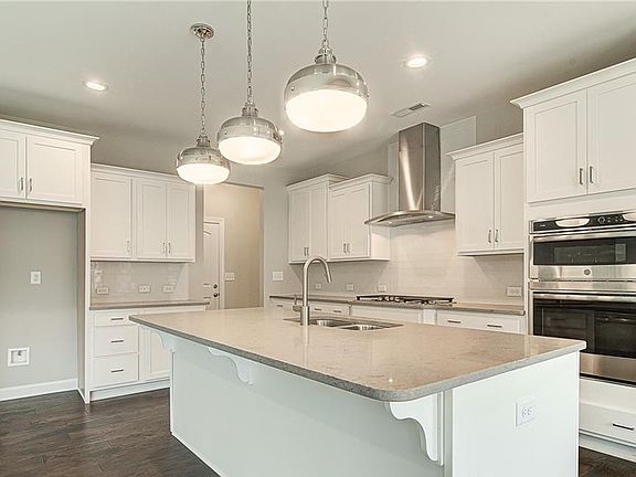 4th image of 703 Sugarberry Ln