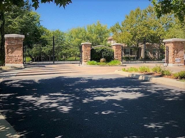 1st image of 9 Villa Gardens Ct