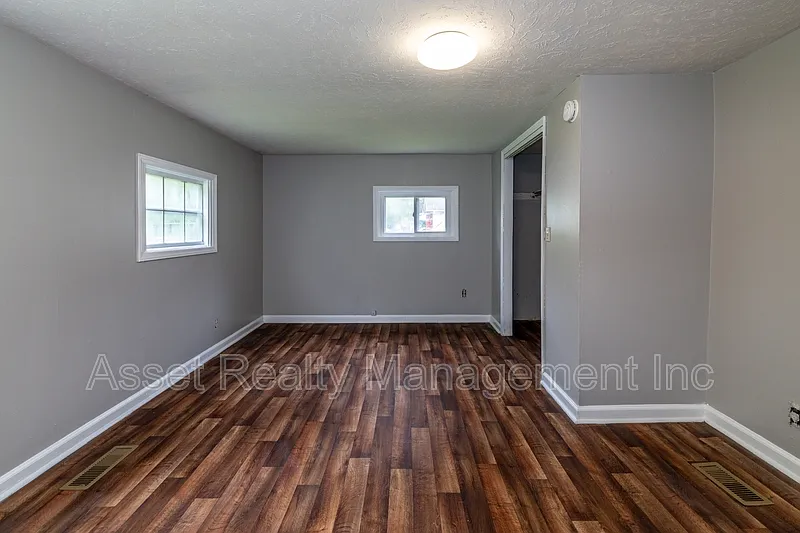 3 bed, 1.0 bath, 1164 sqft, $1,595 — Photo 2