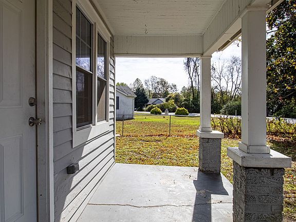 3rd image of 861 Idlewild Dr