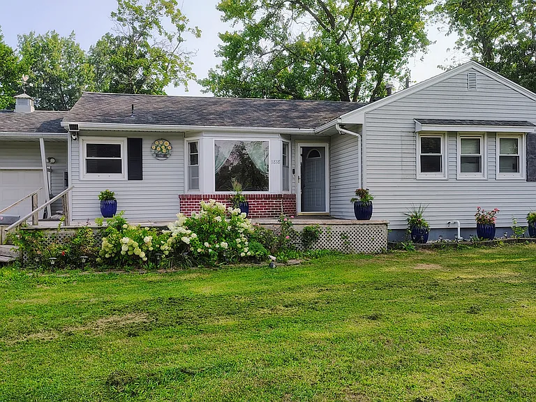 1818 Asbury Ave — Photo 14