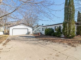 4201 Hampton Cir, Des Moines, IA 50320