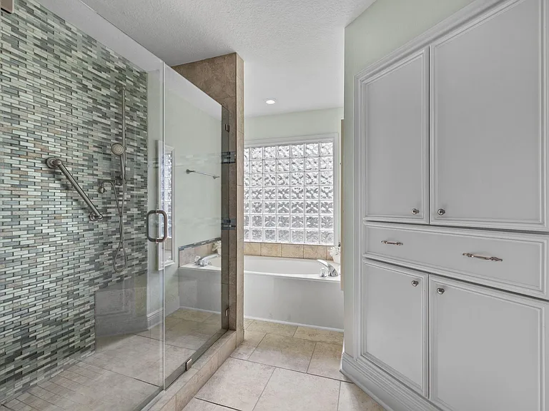 1400 Oak Hollow Dr — Photo 29