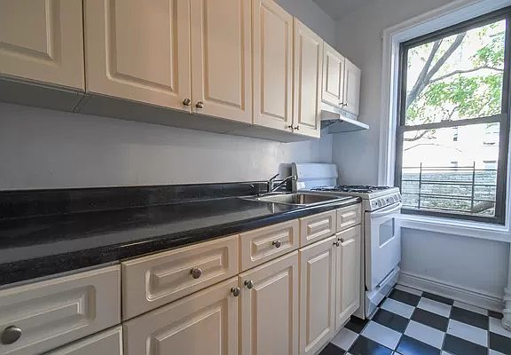 2nd image of 2121 Cedar Ave APT 3B