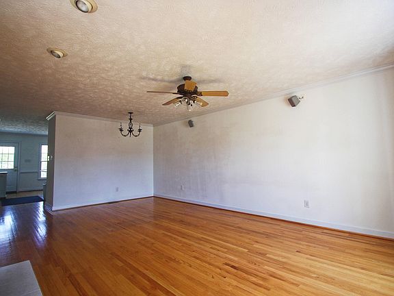 5th image of 610 Amberdale West Circle