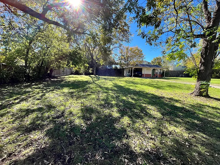 511 W Collins St — Photo 10