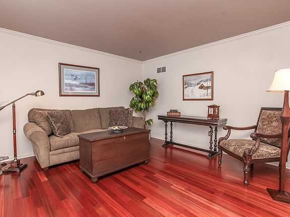 3rd image of 405 Valley Dr