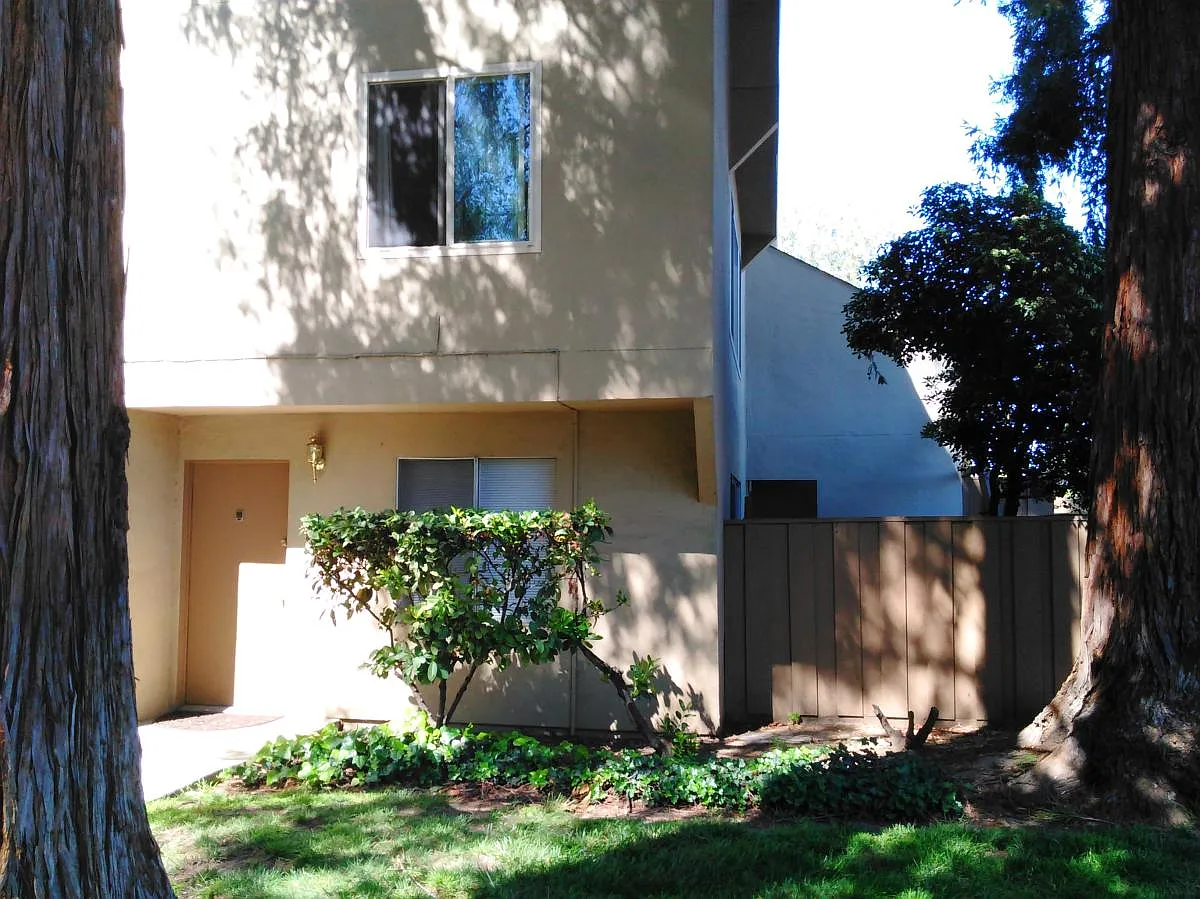 3 bed, 1400 sqft, $3,775 — Photo 1