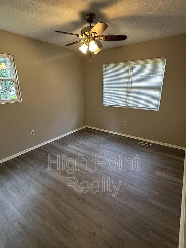 4 bed, 2.0 bath, 1438 sqft, $1,300 — Photo 4
