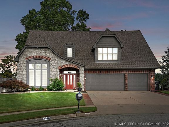 3rd image of 3012 N Oak Ave
