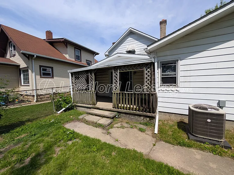 566 Jackson St — Photo 17