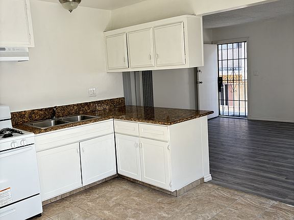 4th image of 913 E Hyde Park Blvd APT A