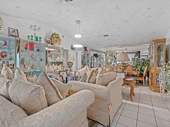 2nd image of 5758 Lincoln Cir E