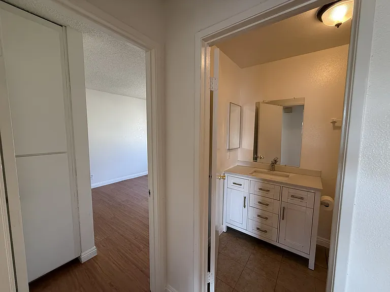 Full bathroom #2