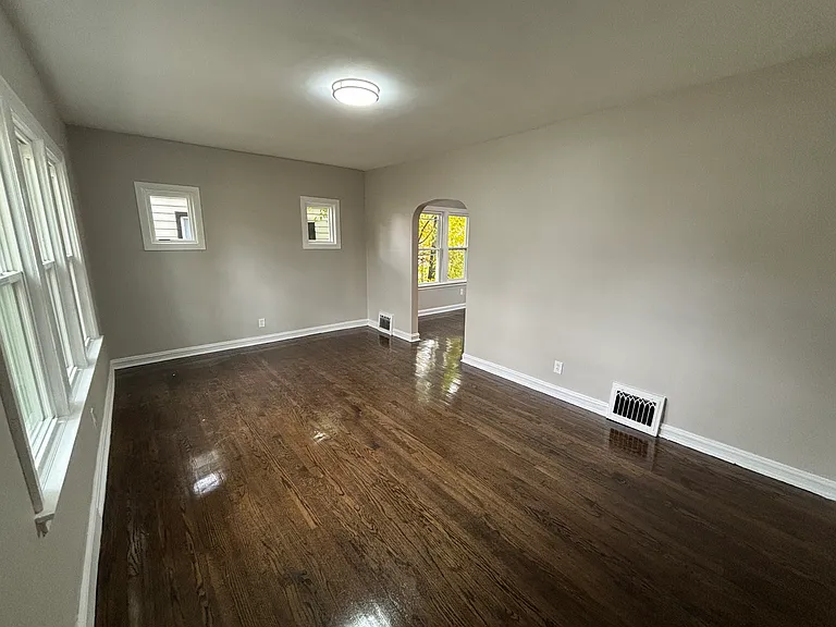 366 Taft Pl — Photo 2