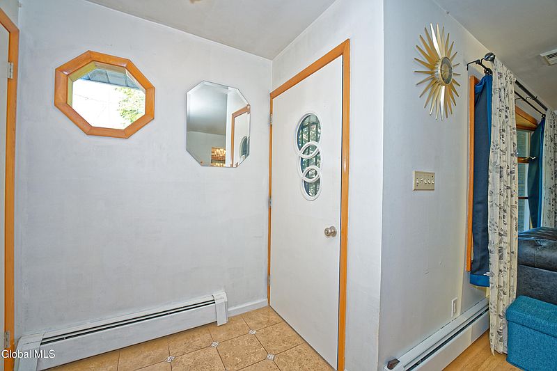 5th image of 2044 Helderberg Avenue