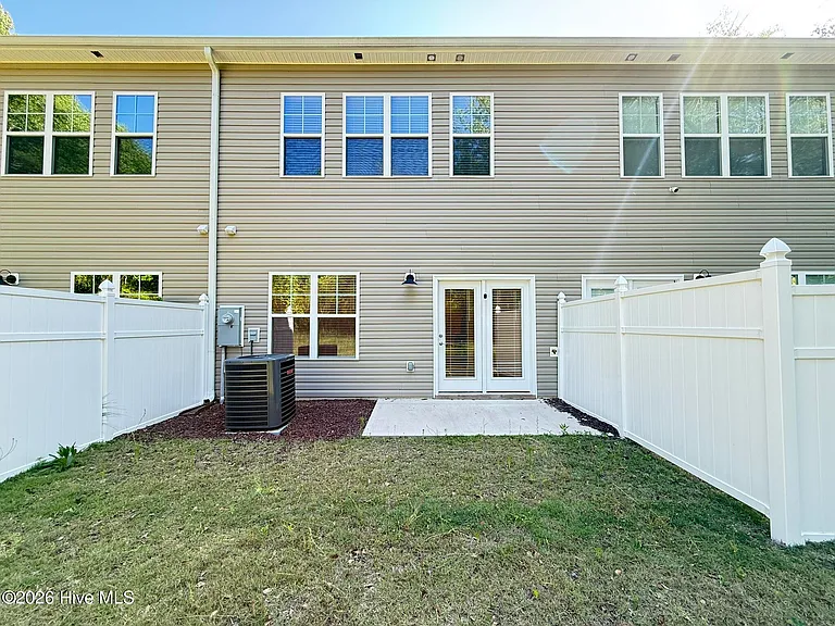 355 James St — Photo 36