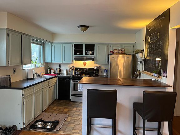 3rd image of 20 Alexander Ave Floor 1