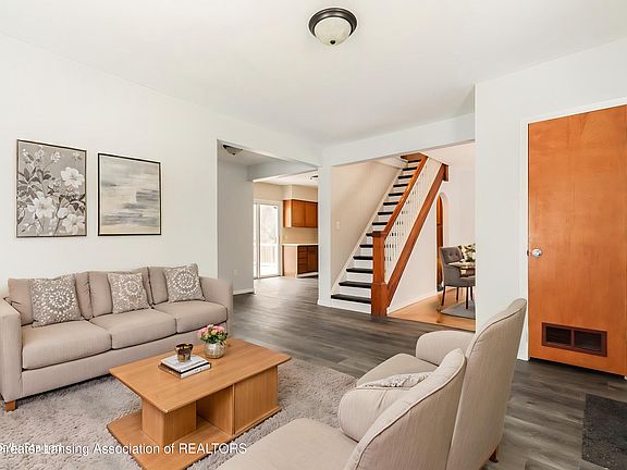 4th image of 218 E Elm St