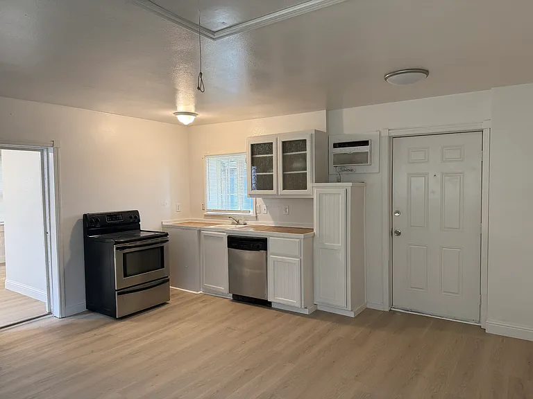 647.5 Cowles Ave #B — Photo 5