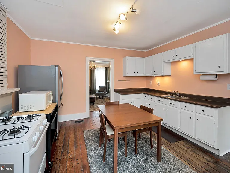 305 Prince Edward St — Photo 28