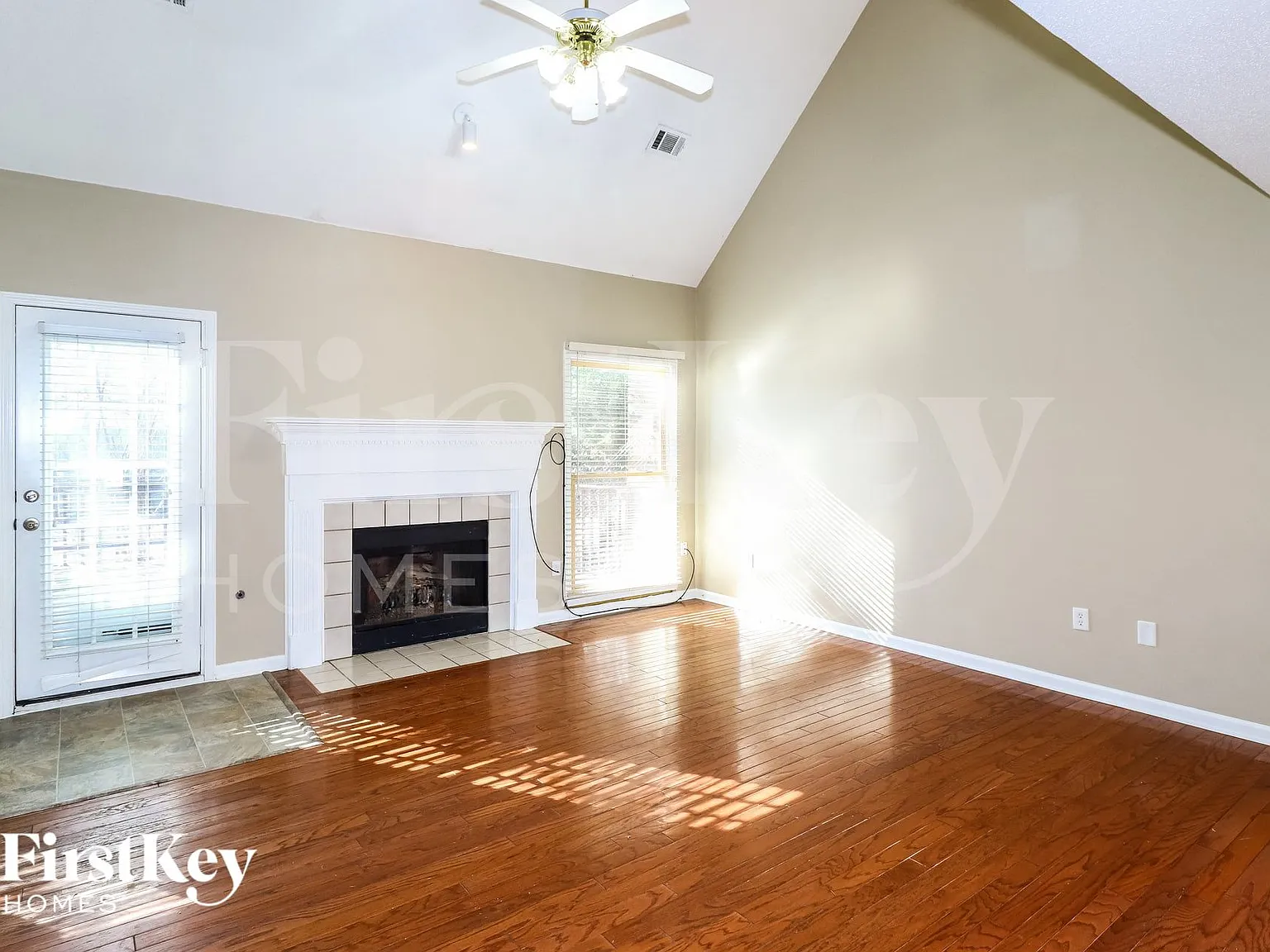 5 bed, 2.5 bath, 2620 sqft, $2,400 — Photo 3